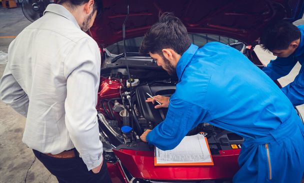 Mechaniker überprüfen Auto mit dem Besitzer. Auto-Dienstleistungskonzepte - Foto, Bild