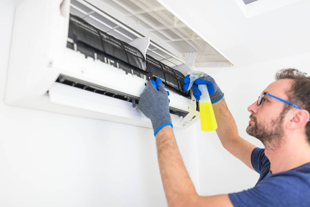 Airconditioningservice en onderhoud, bevestiging AC-unit en reiniging van de filters. - Foto, afbeelding