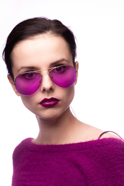 girl in a purple sweater, purple glasses with purple lipstick on her lips - Foto, immagini