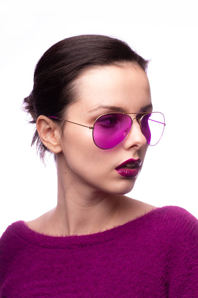 tyttö violetti pusero, violetti lasit violetti huulipuna huulillaan
 - Valokuva, kuva