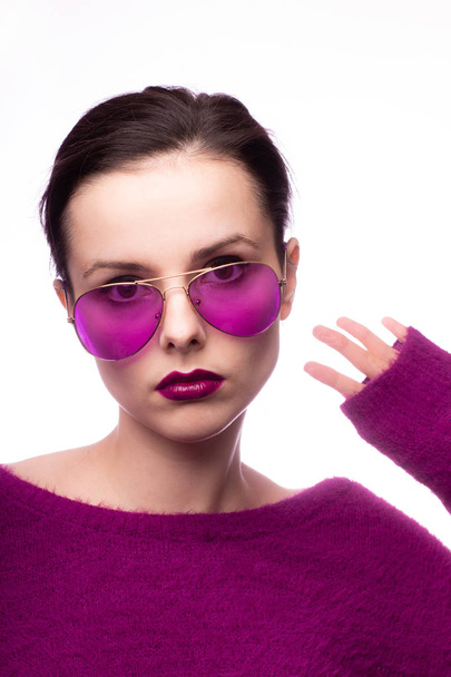 fille dans un pull violet, lunettes violettes avec du rouge à lèvres violet sur ses lèvres
 - Photo, image