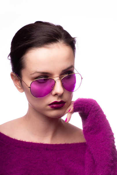 menina em um suéter roxo, óculos roxos com batom roxo em seus lábios
 - Foto, Imagem