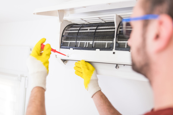 Aircondition service and maintenance, fixing AC unit and cleaning the filters. - Foto, Imagen