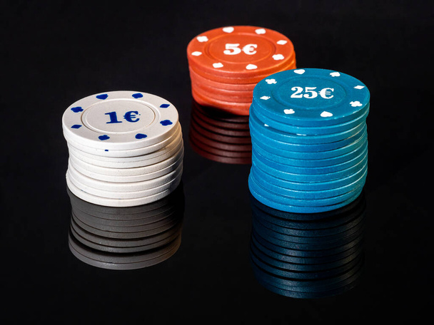 Πόκερ μάρκες, που χρησιμοποιούνται για να τοποθετήσετε στοιχήματα, κάθε τσιπ έχει το ισοδύναμο του σε χρήματα. - Φωτογραφία, εικόνα