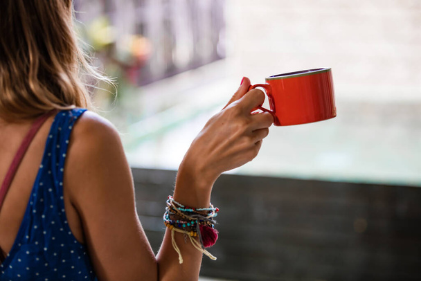 Женщина наслаждается кофе / чай дома
. - Фото, изображение