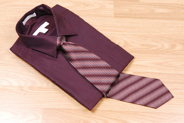 Camisa de vestir borgoña con corbata
. - Foto, imagen