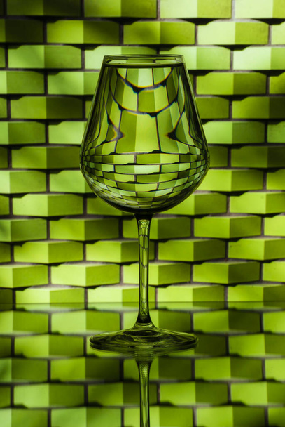 Склянка з водою обличчям красивий фон
 - Фото, зображення
