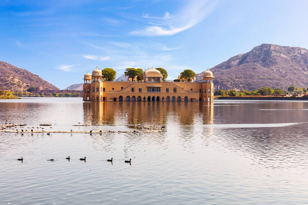 Jal Mahal tai Vesipalatsi, kaunis aurinkoinen päivä näkymä, Jaipur, Intia
. - Valokuva, kuva