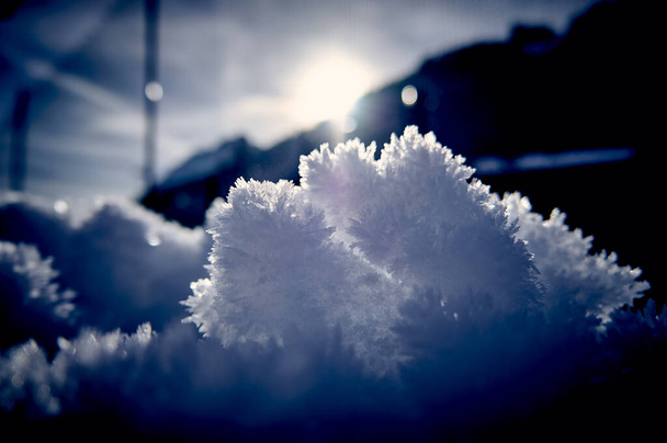 Kaunis kuvio kiteitä lunta ja jäätä auringossa, talvi - Valokuva, kuva