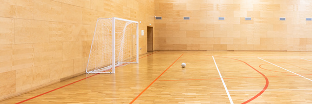 Puertas para mini fútbol. Salón de balonmano en cancha deportiva moderna
 - Foto, Imagen