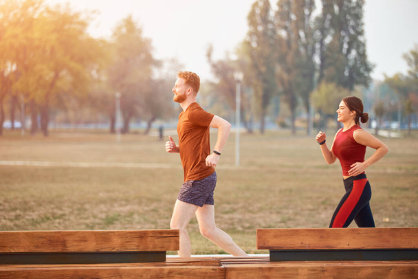 Mulher moderna e homem jogging / exercício no parque urbano. - Foto, Imagem