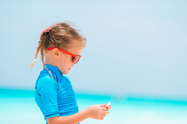 Urocze dziewczynki gry muszle na plaży - Zdjęcie, obraz