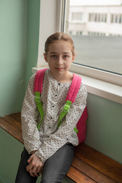 Niña de 9 años con una mochila escolar en la espalda. Retrato de una estudiante de 9 años. Escuela de 4to.Colegiala en la escuela con una mochila rosa. Volver a la escuela.9 años niña en blusa blanca
 - Foto, Imagen