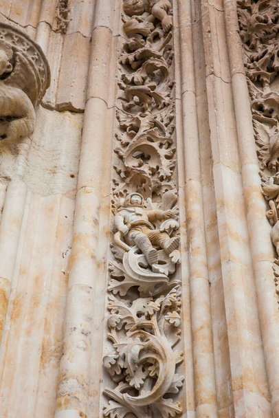 Astronauta tallada en la fachada de la histórica Catedral de Salmanca
 - Foto, imagen
