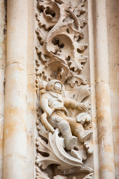 Astronauta tallada en la fachada de la histórica Catedral de Salmanca
 - Foto, imagen
