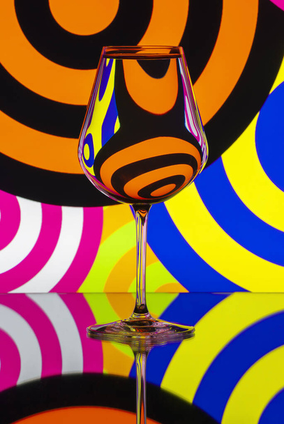 Distorções padrão vistas através de um copo de água. Ainda vida
 - Foto, Imagem