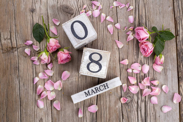 8 марта, деревянный календарь и розовые розы, Международный женский день - Фото, изображение