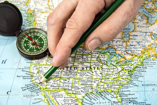 Mapa de EE.UU. con lápiz apuntando a varias ciudades de nosotros
. - Foto, Imagen