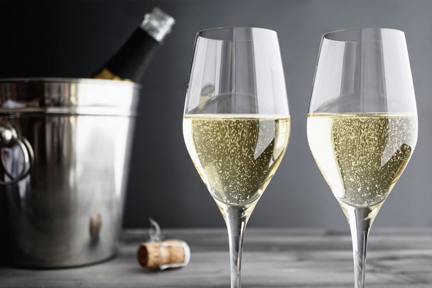 dwie szklanki champagner i chłodnicy - Zdjęcie, obraz