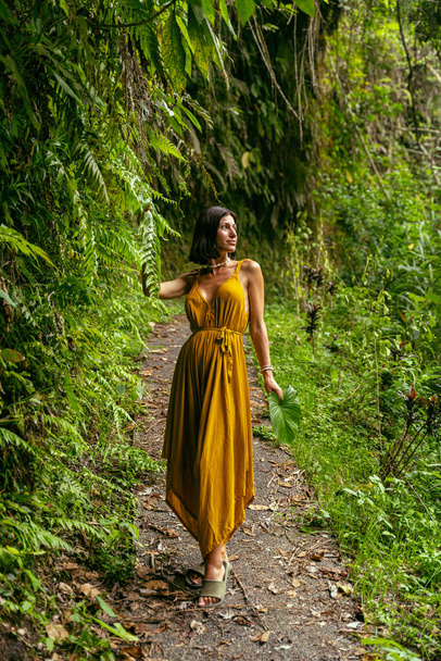 Pozitivní potěšená brunetka žena těší exotické krajiny - Fotografie, Obrázek