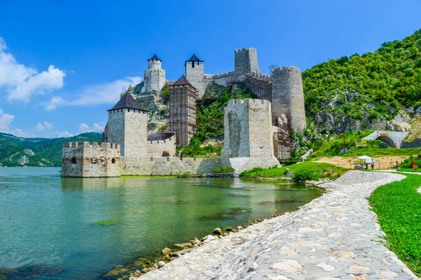 Stara średniowieczna twierdza Golubac, która jest odnawiana, położona nad brzegiem Dunaju, w pobliżu słynnego Żelaznej Bramy lub wąwozu Djerdap w Parku Narodowym Djerdap. Serbia. - Zdjęcie, obraz