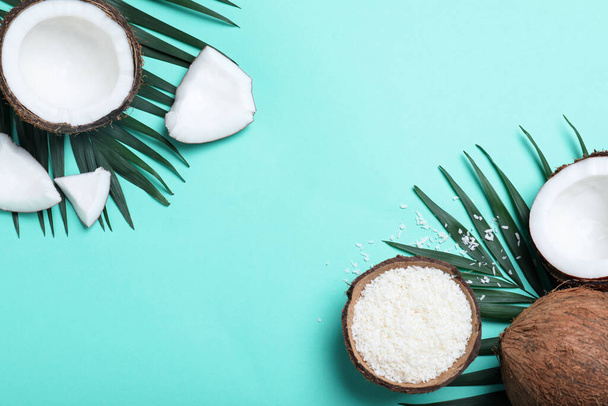 Flat lay composition with fresh coconut flakes on turquoise background. Space for text - Foto, afbeelding