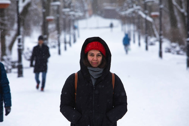 donna sorridente ritratto in abito invernale al parco innevato città
 - Foto, immagini