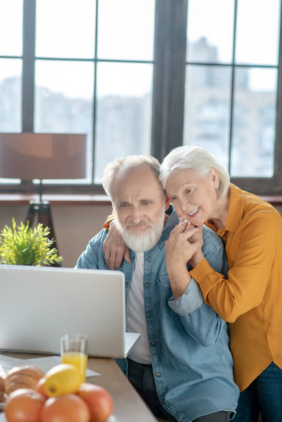 Happy elderly couple feeling good watching something on internet - Fotoğraf, Görsel