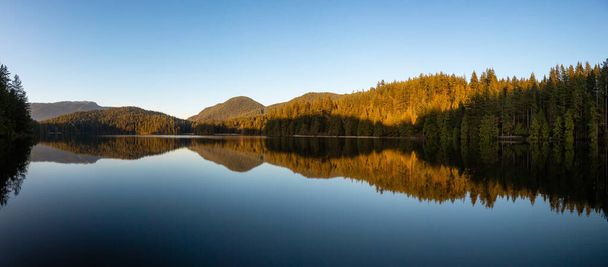 Belle et vibrante vue panoramique sur un lac entouré par le paysage montagneux canadien au coucher du soleil. Porté à White Pine Beach, Port Moody, Vancouver, Colombie-Britannique, Canada. Panorama
 - Photo, image
