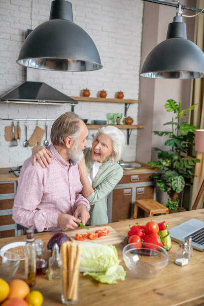 Lovely elderly couple cooking their dinner together - Foto, Bild
