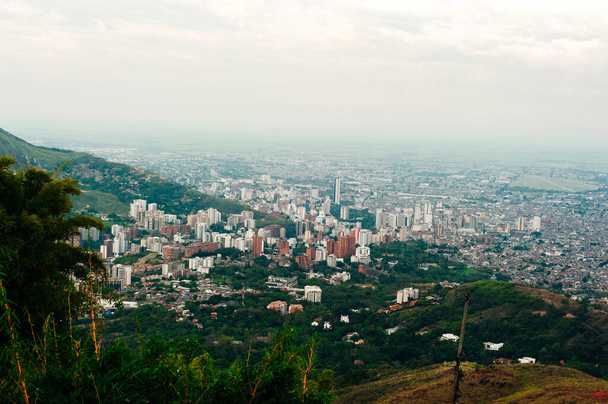 vista sobre cali desde tres cruces, Colombia. - Foto, imagen