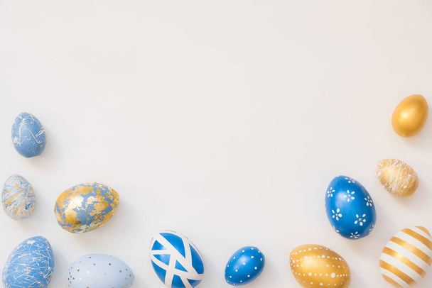 Marco de huevos decorados con Pascua aislados sobre fondo blanco. Mínimo concepto de Pascua. Tarjeta de Pascua feliz con espacio de copia para el texto. Vista superior, plano
 - Foto, Imagen