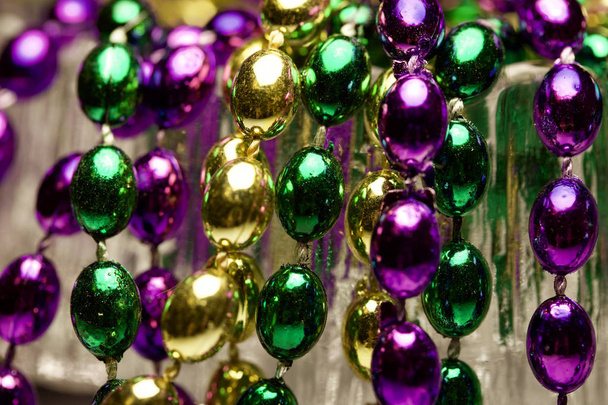 Makro absztrakt textúra háttér színes Mardi Gras gyöngyök - Fotó, kép
