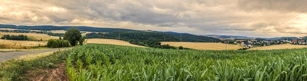 Panorama prados natureza alemã no verão com sol nublado em Hesse do Norte
 - Foto, Imagem