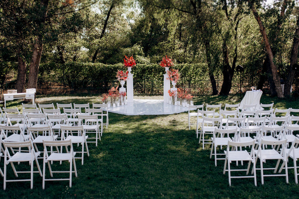 свадебная церемония области, арочные стулья декор - Фото, изображение