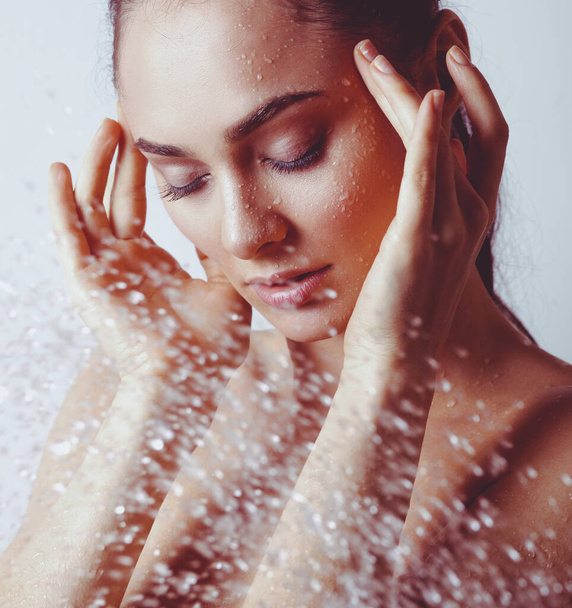 Genç beautyful kadın banyoda duş altında - Fotoğraf, Görsel