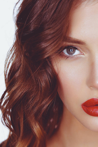 Hermosa piel de mujer con labios rojos sobre fondo blanco
 - Foto, imagen