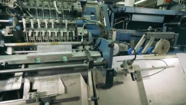 Máquina tipográfica com papel correndo através dele
 - Filmagem, Vídeo