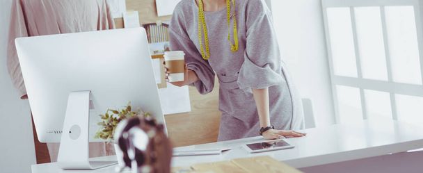 Muotisuunnittelija nainen ompelu ompelukone - Valokuva, kuva