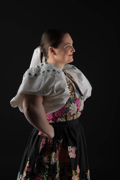 портрет красивой молодой женщины в традиционной словацкой одежде - Фото, изображение