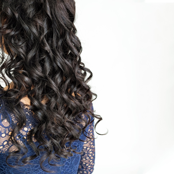 Волна кудри прическа. Волосы на каштановых волосах женщины с длинными волосами на белом фоне. Парикмахерская, парикмахерская, парикмахерская, парикмахерская. Копирование пространства
 - Фото, изображение