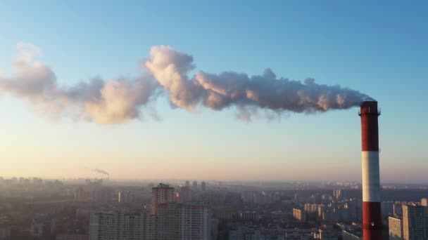 Kazan borusu atmosfere zararlı gazlar üretiyor. İklim değişikliği. - Video, Çekim