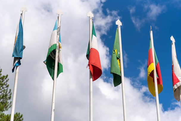 Прапори пам'ятника італійському емігранту, зведені на честь сторіччя італійської колонізації в регіоні, розпочаті в 1877 році, в місті Сільвейра-Мартінс, штат RS, Бразилія.. - Фото, зображення