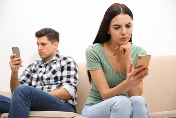 Couple addicted to smartphones ignoring each other at home. Relationship problems - Foto, immagini