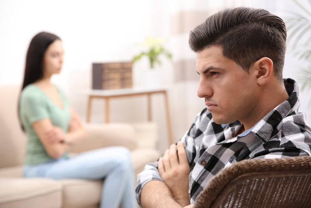 Nieszczęśliwy człowiek po kłótni ze swoją dziewczyną w domu. Problemy ze związkami - Zdjęcie, obraz