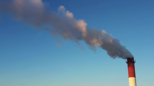 Das Kesselrohr produziert schädliche Gase in die Atmosphäre. Klimawandel. - Filmmaterial, Video