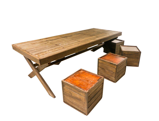 Design des Tisches und des Holzstuhls isoliert auf dem Schreibhintergrund. - Foto, Bild