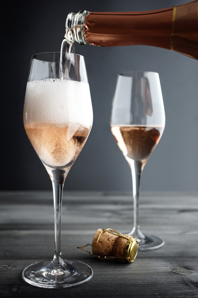 Champagne rose étant rempli dans le verre
 - Photo, image