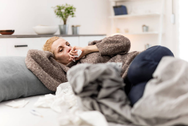 Woman sick in the bed, flu and virus infections, allergy, seasonal health issues. - Valokuva, kuva