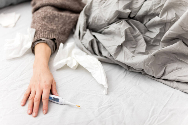 ベッドで病気の女性,インフルエンザやウイルス感染症,アレルギー,季節の健康問題. - 写真・画像
